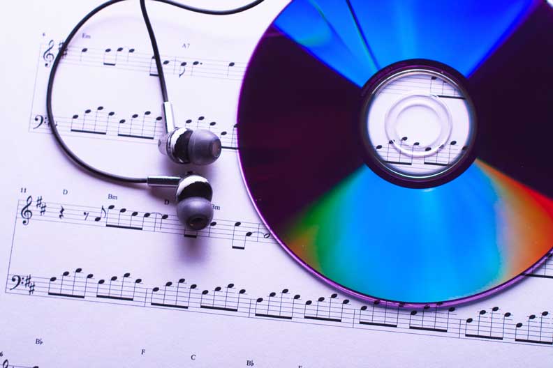 Самые мелодичные песни. Музыкальный компакт диск. Музыкальные картинки. СД музыка. Диск с музыкой.