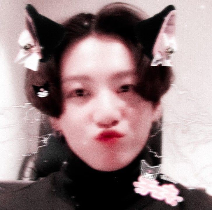 kthyevng's tweet photo. kitten. i really want to bite your ear. https://t.co/KmSgv7sOfP
