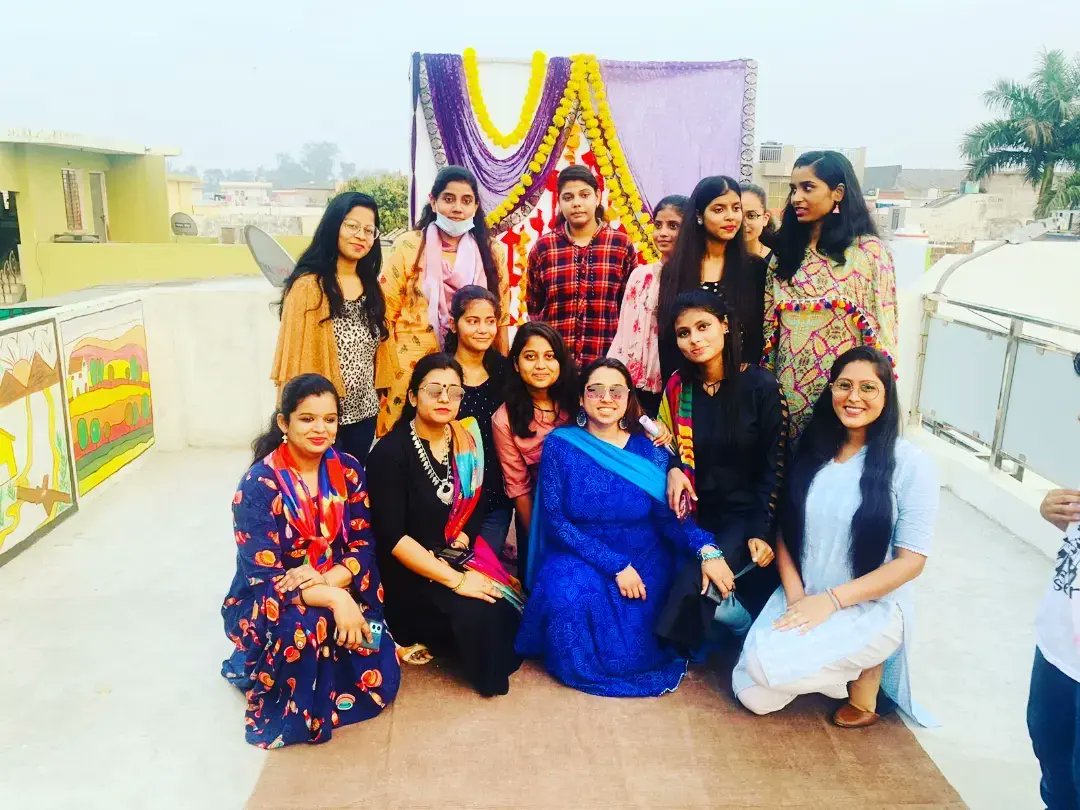 DizitalM's tweet photo. Holi celebration at @dizitalmantras 
@shilpi_raghav_dixit 

#holicelebration #holimasti #holifestival #dizitalmantras #festivevibes #bareilly #skillinstitute #jobassistance https://t.co/aKgQOPQRBG