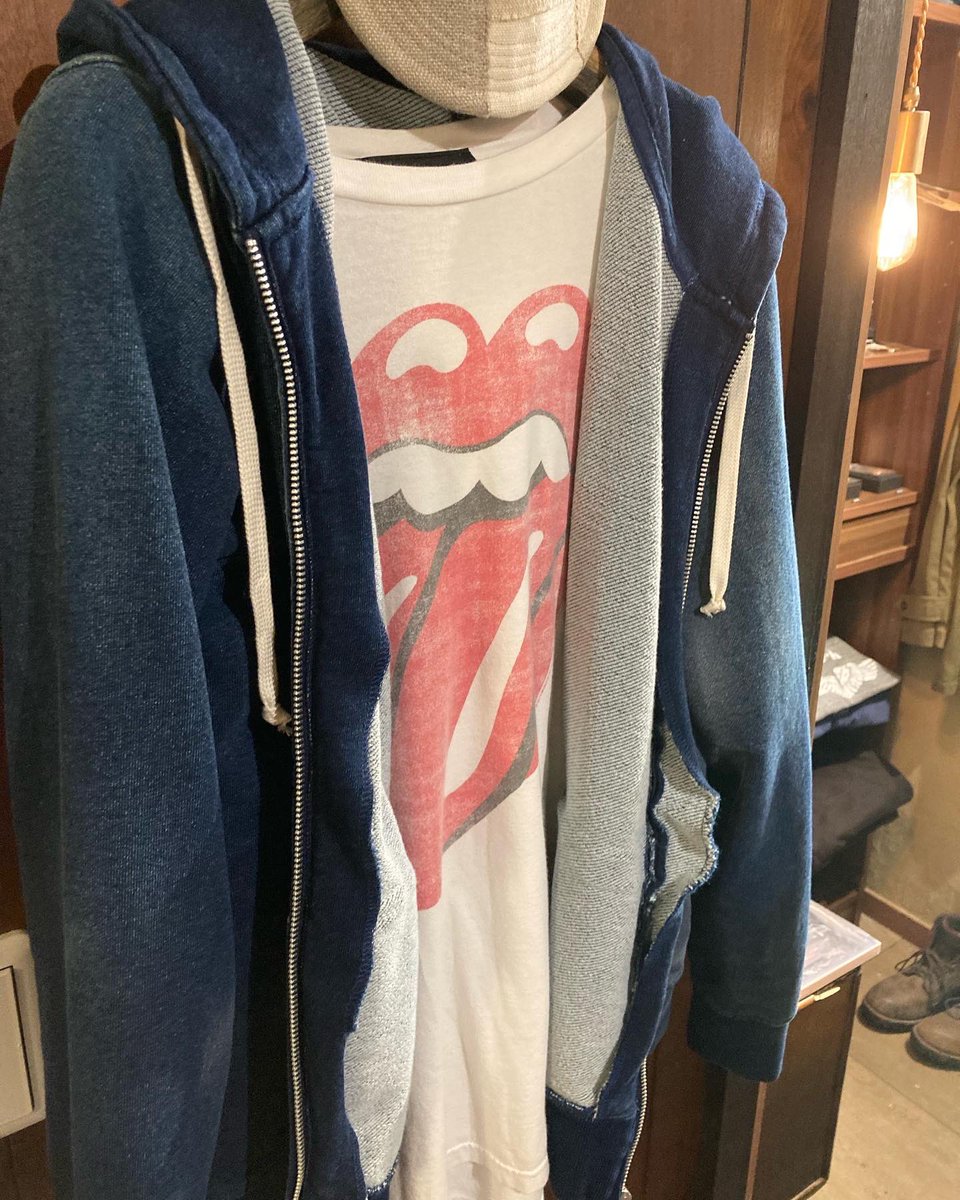 thepark1959's tweet photo. お店に刺激を〜
変化を〜
と言う事でビンテージT
投入!
綺麗なニットのシャネルジャケット+
カッコイイミッキーが私のお気に入りです。
#西荻窪
#thepark
#セルクトショップ
#洋服屋
#オリジナルブランド
#GodeM
#レディース
#春のお勧め
#一眼惚れ
#ビンテージtシャツ
#全て一点物
#新入荷 https://t.co/izpGRG5h1c