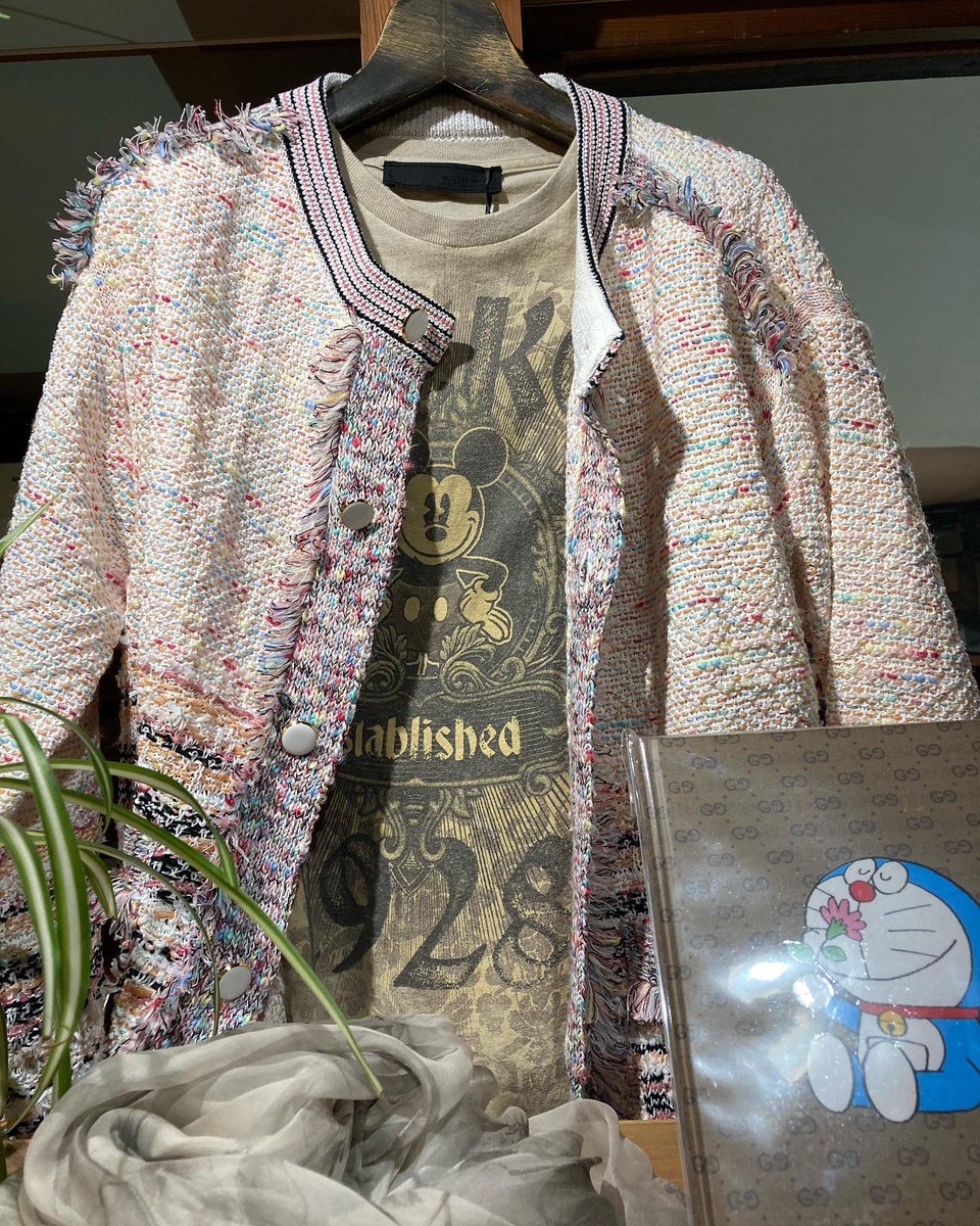 thepark1959's tweet photo. お店に刺激を〜
変化を〜
と言う事でビンテージT
投入!
綺麗なニットのシャネルジャケット+
カッコイイミッキーが私のお気に入りです。
#西荻窪
#thepark
#セルクトショップ
#洋服屋
#オリジナルブランド
#GodeM
#レディース
#春のお勧め
#一眼惚れ
#ビンテージtシャツ
#全て一点物
#新入荷 https://t.co/izpGRG5h1c