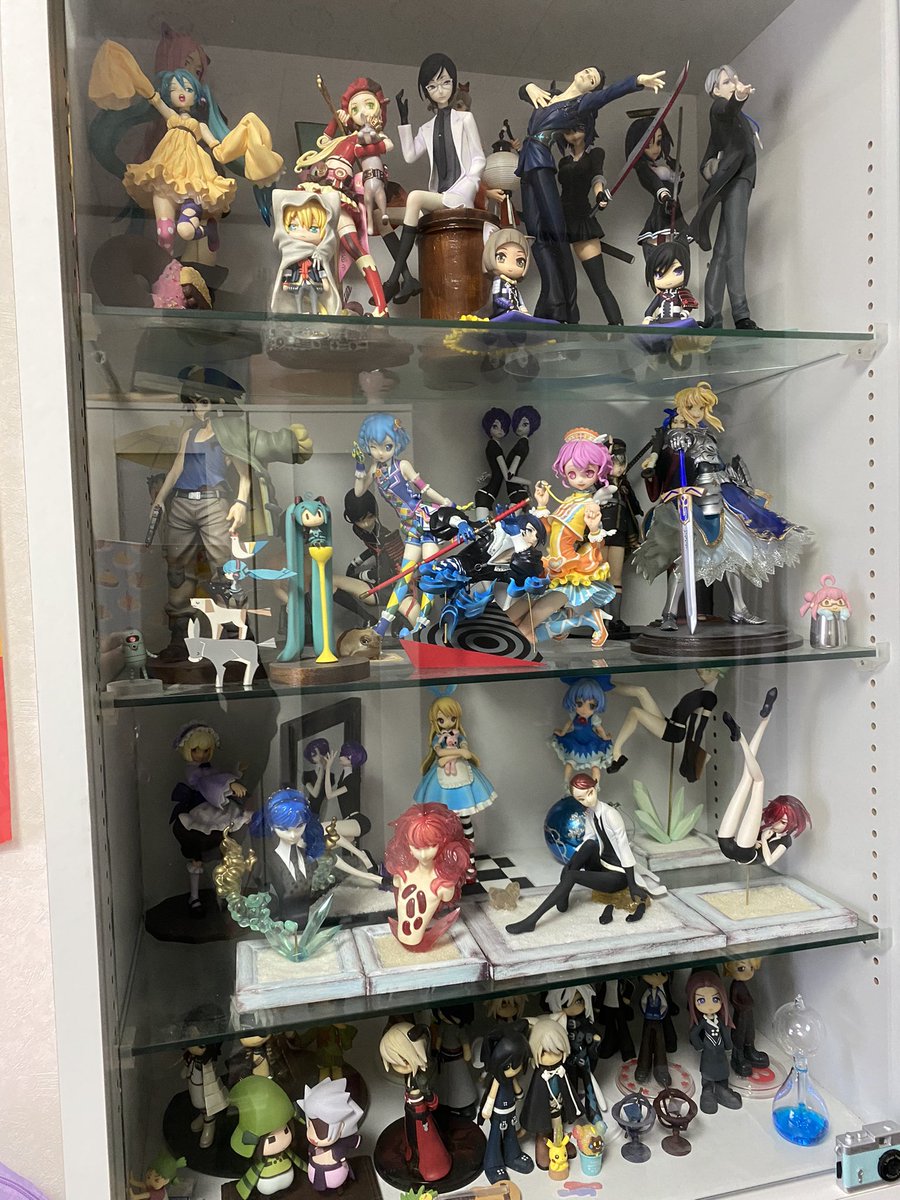 フィギュアやプラモデルの落下対策してる 100均で買える フィギュア固定シール を使って地震でも倒れなかったという報告 オタクよ 買え Togetter