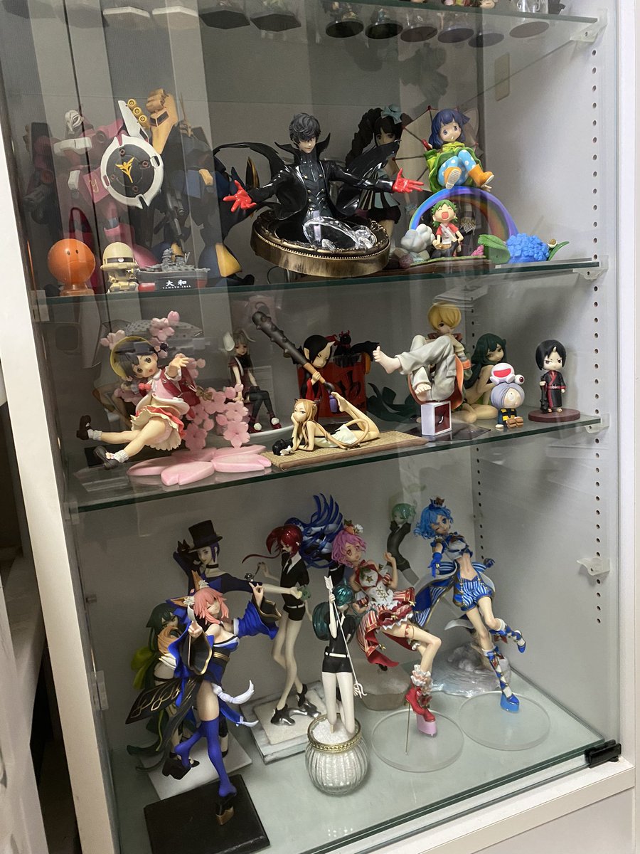 フィギュアやプラモデルの落下対策してる 100均で買える フィギュア固定シール を使って地震でも倒れなかったという報告 オタクよ 買え Togetter