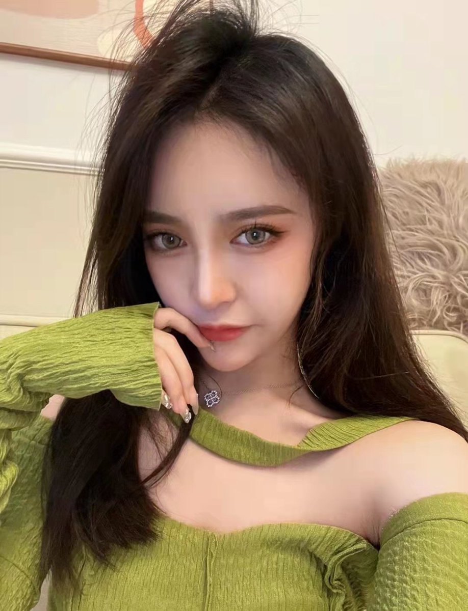 ruanruanmama's tweet image. 妈妈第一天来到推特，遇见了好多新东西，妈妈有些不会的还请儿子们见谅哦。喜欢妈妈就赶快关注妈妈吧，妈妈会很温柔的对待你的。#妈妈 #儿子 #丝袜 #原味 #调教 #网调 #视频一对一  #圣水 #狗儿子 #黑丝 #控制 #洗脑