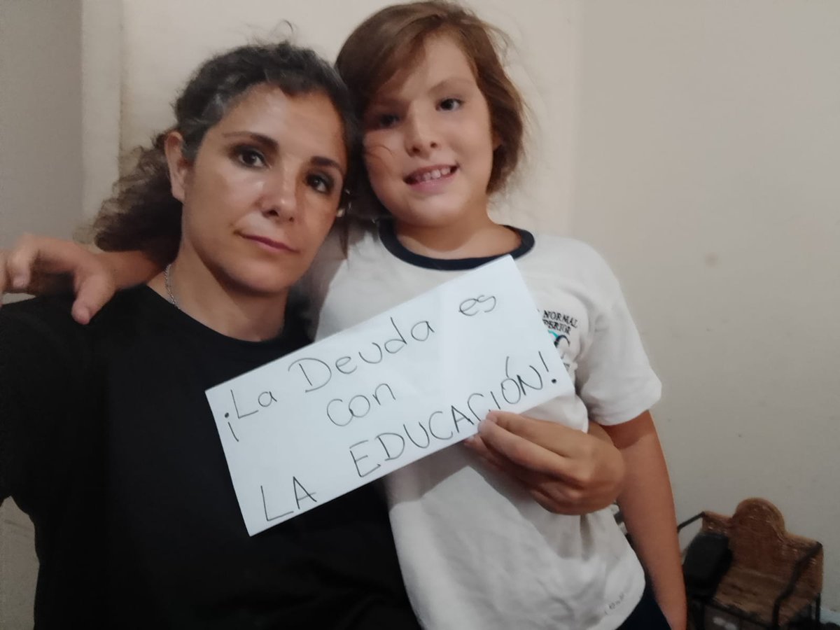 VerdeSute's tweet photo. Lxs trabajadorxs de la educación vamos sumando voces!!! 
SUSPENSIÓN DL PAGO DE LA DEUDA EXTERNA
El macrismo nos endeudó para la fuga, no podemos legitimar esa estafa.
LA DEUDA ES CON EL PUEBLO!
LA DEUDA ES CON LA EDUCACIÓN.
#MasParaEducacion https://t.co/YKYQMg2ho5 https://t.co/22BlLdqMII
