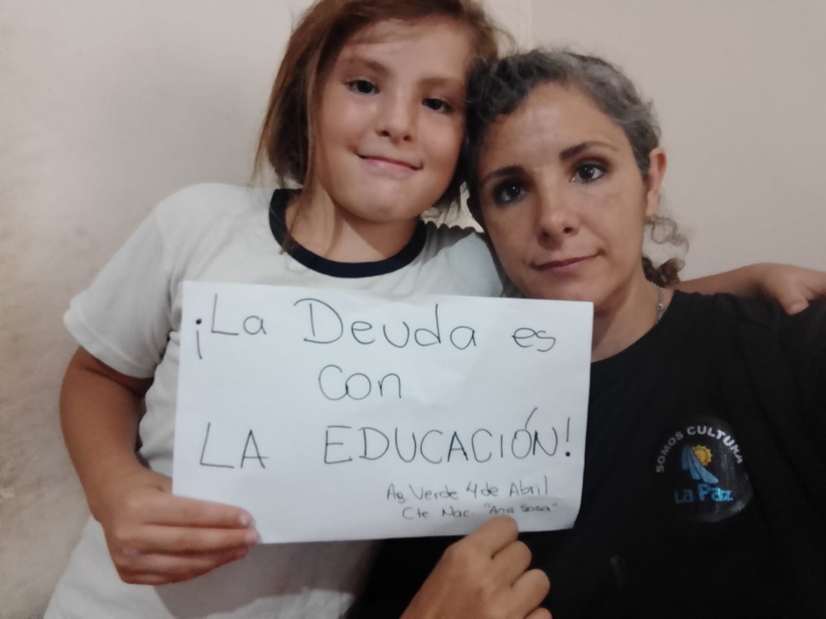 VerdeSute's tweet photo. Lxs trabajadorxs de la educación vamos sumando voces!!! 
SUSPENSIÓN DL PAGO DE LA DEUDA EXTERNA
El macrismo nos endeudó para la fuga, no podemos legitimar esa estafa.
LA DEUDA ES CON EL PUEBLO!
LA DEUDA ES CON LA EDUCACIÓN.
#MasParaEducacion https://t.co/YKYQMg2ho5 https://t.co/5FbZjMSB5K