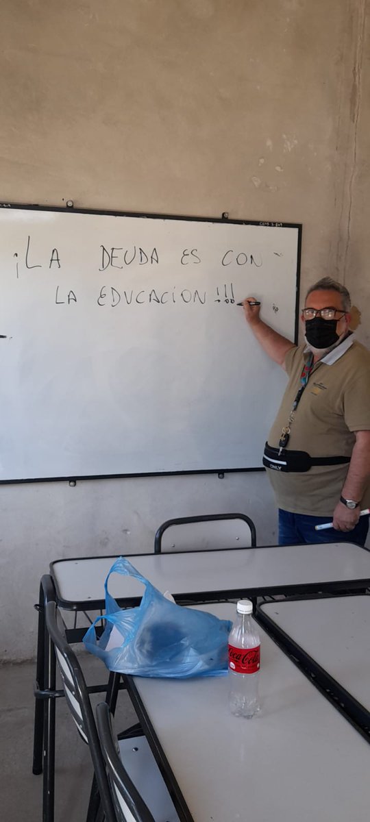 VerdeSute's tweet photo. Lxs trabajadorxs de la educación vamos sumando voces!!! 
SUSPENSIÓN DL PAGO DE LA DEUDA EXTERNA
El macrismo nos endeudó para la fuga, no podemos legitimar esa estafa.
LA DEUDA ES CON EL PUEBLO!
LA DEUDA ES CON LA EDUCACIÓN.
#MasParaEducacion https://t.co/YKYQMg2ho5 https://t.co/aTh7YpiavK