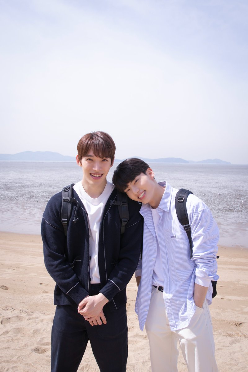 itsnew_story's tweet photo. 이렇게 좋은게 있는데 공유 안하면 불법이라고 들어서 가져왔다아😁
아니 둘이 막 기대고오 볼 찌르고오 워후 축제여 축제🎉

#블루밍 #blueming #3월31일공개
#강은빈 #조혁준 #웹드라마 #웹드블루밍 #인기는무언가잘못되었다 #인무잘 #황다슬감독 https://t.co/0SNa2qdqgp