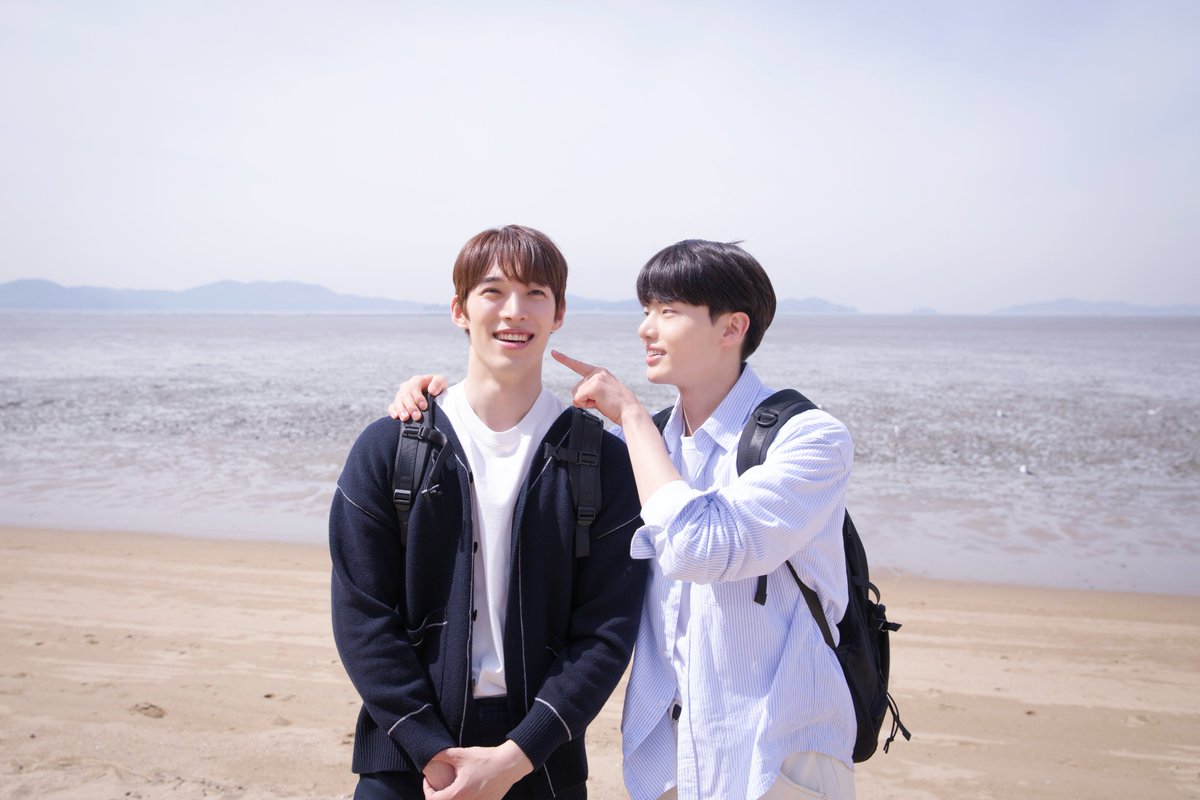 itsnew_story's tweet photo. 이렇게 좋은게 있는데 공유 안하면 불법이라고 들어서 가져왔다아😁
아니 둘이 막 기대고오 볼 찌르고오 워후 축제여 축제🎉

#블루밍 #blueming #3월31일공개
#강은빈 #조혁준 #웹드라마 #웹드블루밍 #인기는무언가잘못되었다 #인무잘 #황다슬감독 https://t.co/0SNa2qdqgp