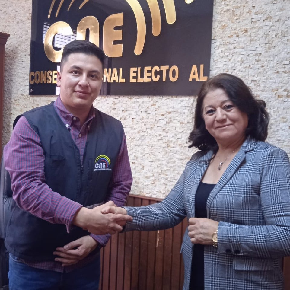 AerChimborazo's tweet photo. #AERChimborazoInforma/ La Lic. Soraida Logroño mantuvo una reunión de trabajo con el Ing. Jonathan Segura Director del @CNEChimborazo, para coordinar talleres y capacitaciones para radiodifusores y demás medios de comunicación de la provincia.
#SiempreAER #RomperáLasCadenas https://t.co/pq8LArAhAd