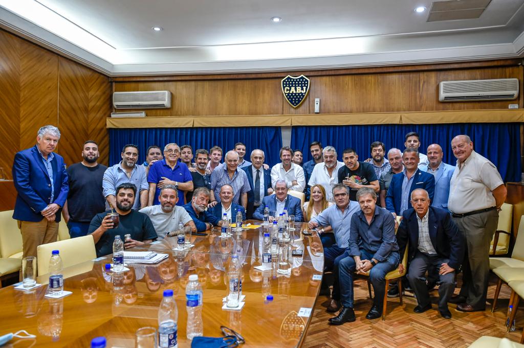 AdriBordon09's tweet photo. En la reunión de Comisión Directiva, oficializaron a Adriana Bravo (@aadrib) como Vicepresidenta de #Boca. 
También, contó con la presencia del también Vicepresidente, Juan Román Riquelme. https://t.co/xOkhrknWfO