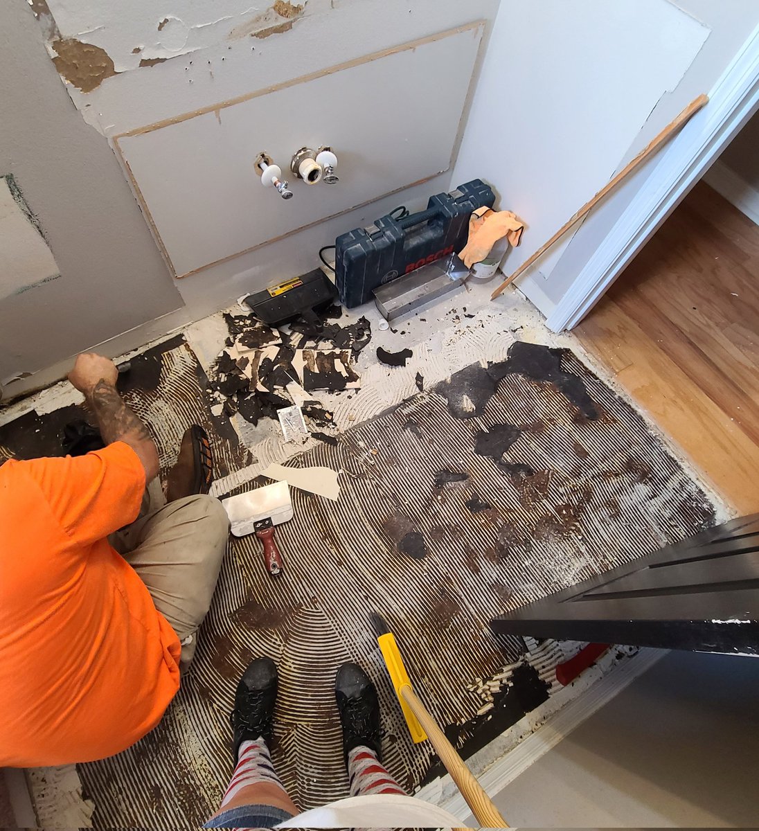 CountryCurvyQT's tweet photo. New job - small bathroom remodel
#notyouraveragewoman https://t.co/JLADoXDDLy
