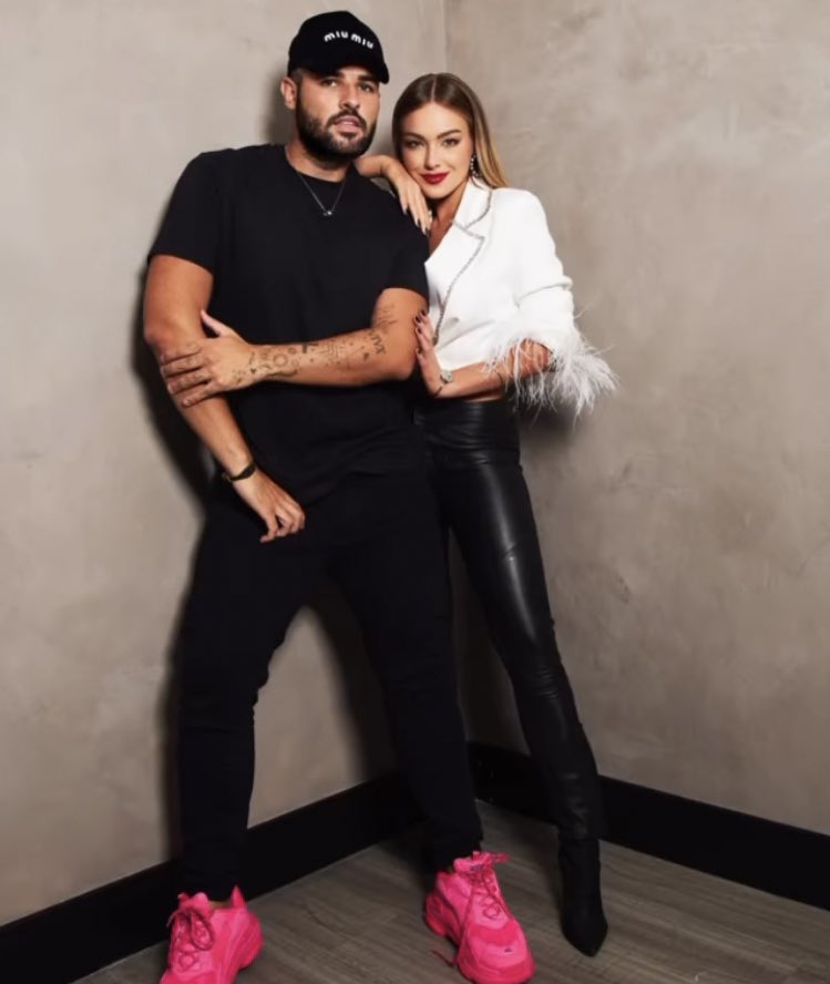 Bárbara ao lado do fotógrafo Conradis.