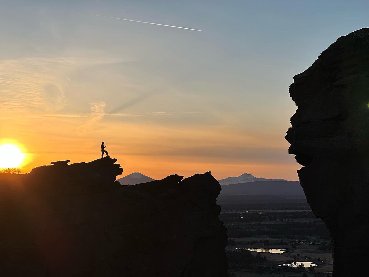 sharmanian's tweet photo. First time out at #SmithRock in a while. Legs will feel those downhills!  #embracetheSUC #UltrAspire #Drymax #runlikeasquirrel https://t.co/rLeg8lK727