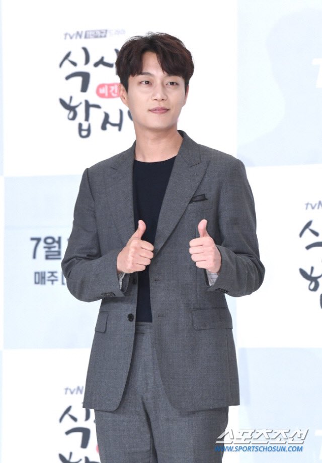 #YoonDooJoon and #Hyeri are both considering to star on MBC drama #IlDangBaekBulter

A story of a male butler, who run errands starting with 100 won per day, and a funeral instructor, who fulfills the wishes of the dead, while running a daily errand company, "Ildang Baek".