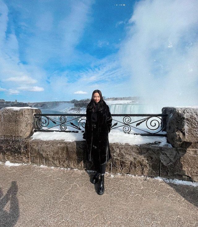 mrs_forthright's tweet photo. Masyadong ginalingan ang mga ootds! Fashionista in Canada! 🇨🇦

Di ko kaya yung labas pusod in a winter land! Maymay lang sakalam!!😁

#MaymayEntrata | @maymayentrata07
#AMAKABOGERA #MPOWERED https://t.co/out5ApB1Vw
