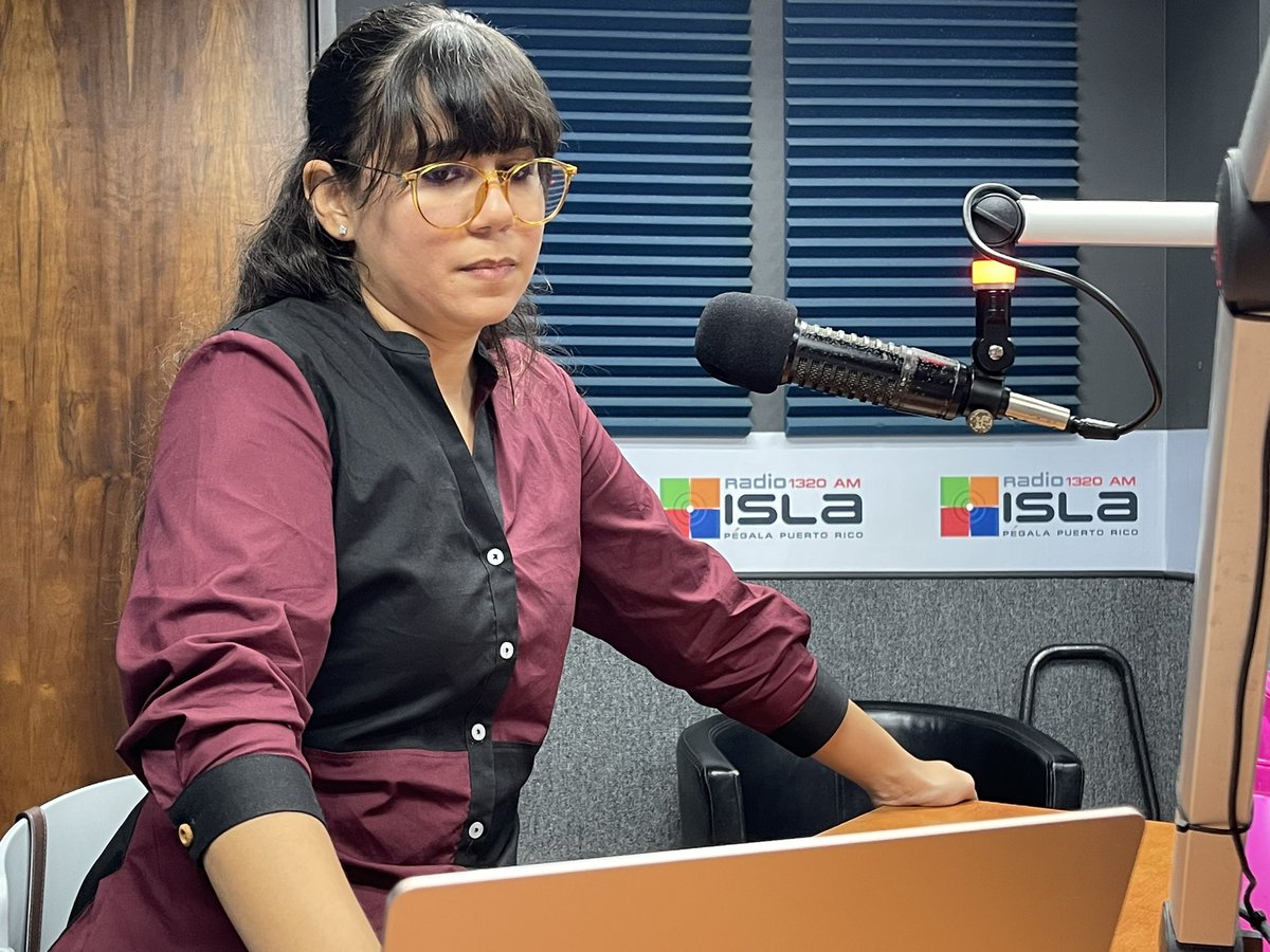 RobbyCortes's tweet image. La semana pasada tuve la grata experiencia de conducir, junto a la colega @mariacristinnaa, el programa "Dígame La Verdad", de @MillyMendezpr, en @radioislatv. Allí me encontré a la amiga @MTCFuster y a una gran exalumna de mi época de profe, @WidalysRivera, jefa de información.