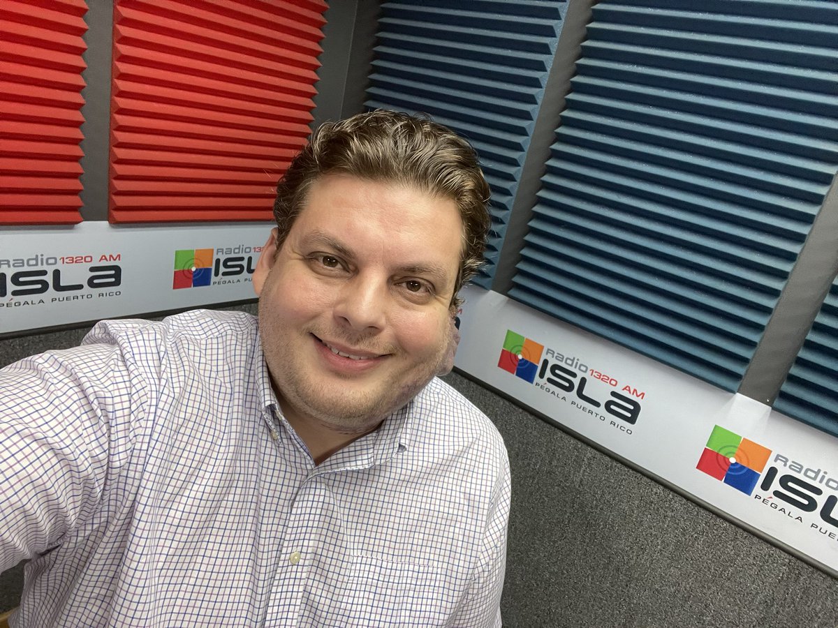 RobbyCortes's tweet image. La semana pasada tuve la grata experiencia de conducir, junto a la colega @mariacristinnaa, el programa "Dígame La Verdad", de @MillyMendezpr, en @radioislatv. Allí me encontré a la amiga @MTCFuster y a una gran exalumna de mi época de profe, @WidalysRivera, jefa de información.