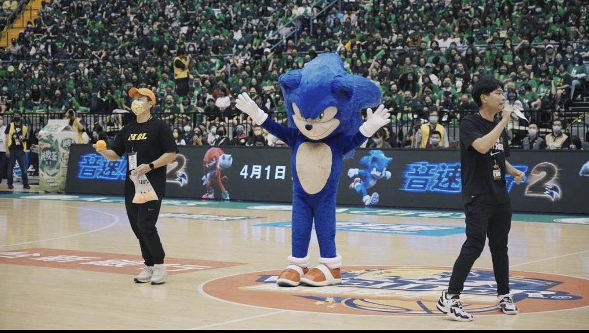 Kitsuoi1's tweet photo. The #SonicMovie mascot costume promoting #SonicMovie2 at a basketball game in Taiwan.

#sonic https://t.co/29auRLtD8k