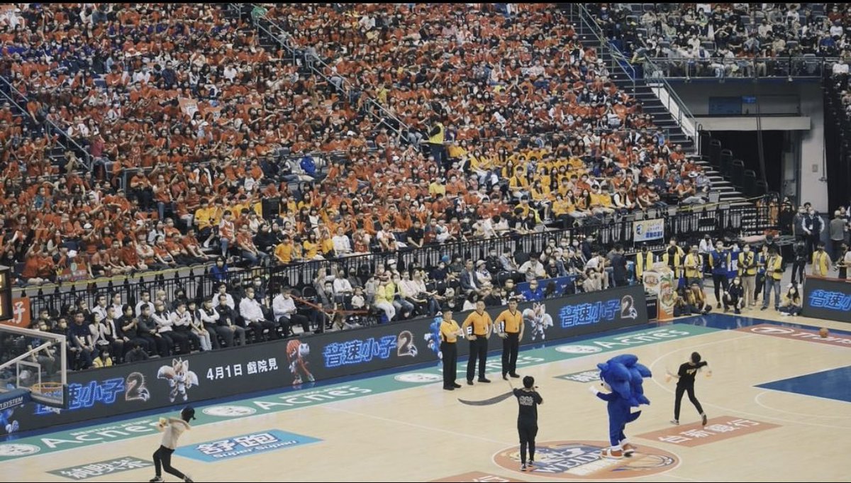 Kitsuoi1's tweet photo. The #SonicMovie mascot costume promoting #SonicMovie2 at a basketball game in Taiwan.

#sonic https://t.co/29auRLtD8k