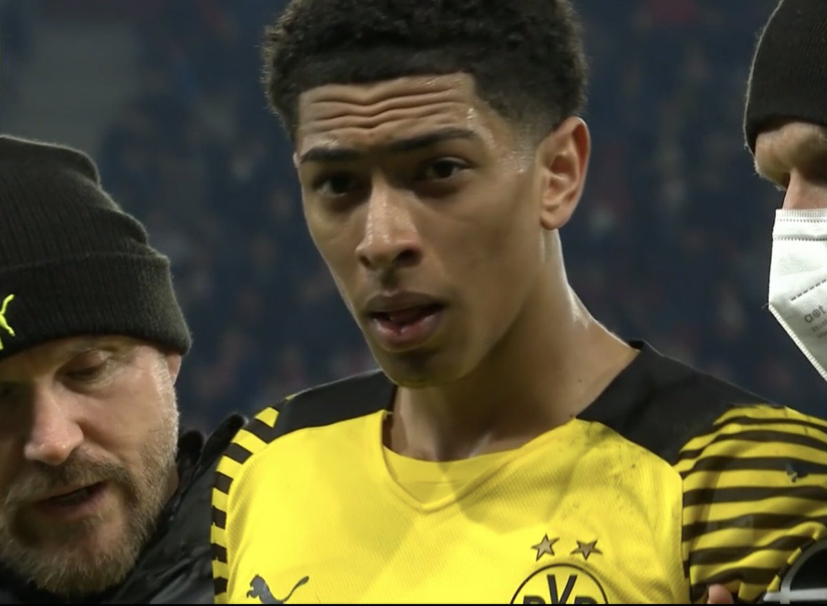 Another shocking case of lack of brain safety in ⚽️. Head-to-head collision for Jude #Bellingham. No defensive bracing by video, unsteadiness/staggering. Why was he was able to talk his way back onto pitch? @BlackYellow #BVB #Bundesliga