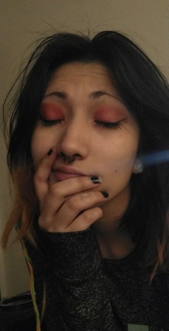 With life lately this has been my look, smudged makeup, chipped nail polish, and finger brushed hair<a href="/tag/sellingcontent"class="tags"><span>#sellingcontent</span></a><a href="/tag/buyingcontent"class="tags"><span>#buyingcontent</span></a>