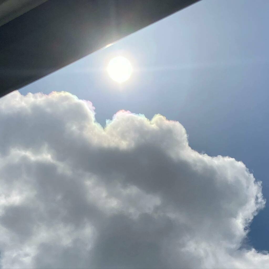taecomw's tweet photo. 雲の縁が可愛らしく彩られてる🌈
#彩雲 #glowingcloud #秋田の空
#雲観察 #天気の図鑑 https://t.co/ZrlPWhUblh
