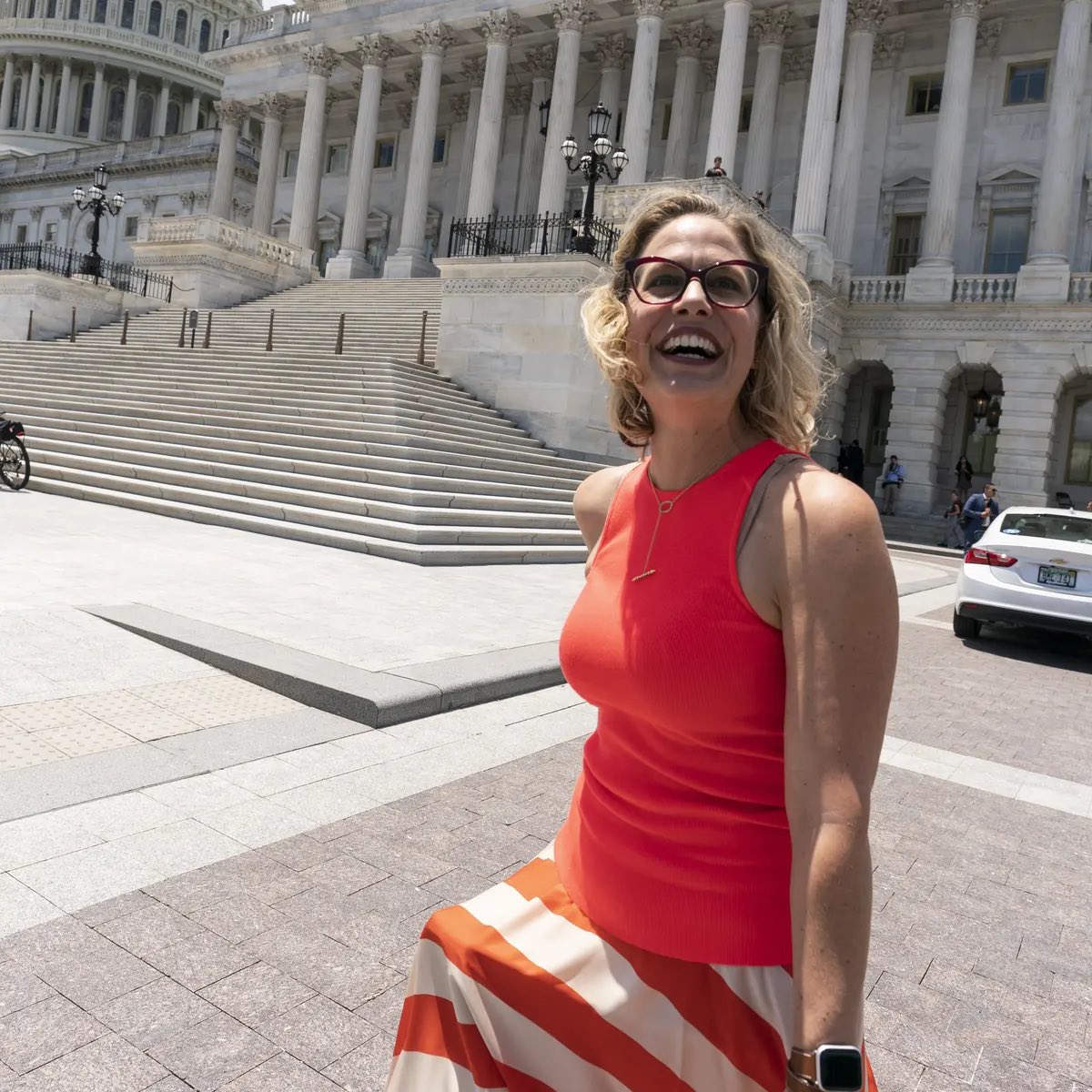 MysterySolvent's tweet photo. What do you call Kyrsten Sinema’s fashion style? https://t.co/aw34ZT1OIB