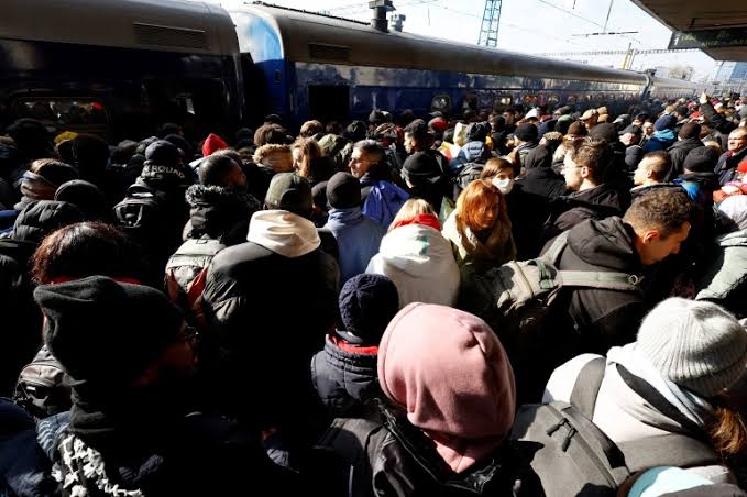 Ukrainewar01's tweet photo. The figure, released just past the two-week mark of the invasion, highlights the rapid flight of Ukrainians. a figure likely to be met as Russian continues its march into Ukraine with no end in sight. 

The majority of refugees, roughly 1.5 million people, have headed to Poland https://t.co/Qb8pKKuI5v