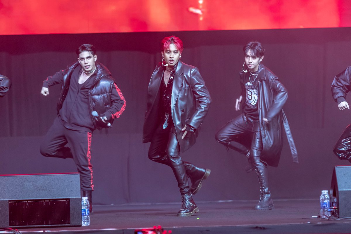TheNationalNews's tweet photo. #SB19atDubaiExpo2020

🎵 Here's a look at Filipino boy band #SB19 performing at #Expo2020 Dubai 

Learn more about the group here https://t.co/PBa5fJVdbV https://t.co/x8ART6qbTN