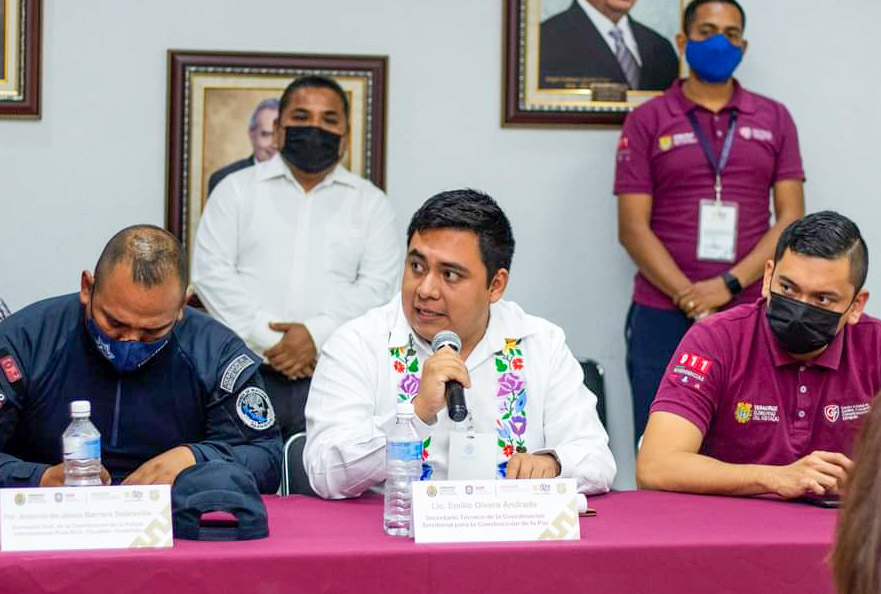 DelegadoPR's tweet photo. Acompañamos a las autoridades municipales de Poza Rica en la Instalación del Consejo Municipal de seguridad, solo trabajando juntos los tres niveles de gobierno lograremos la construcción de la paz y la seguridad https://t.co/JI0Ls9uRxe