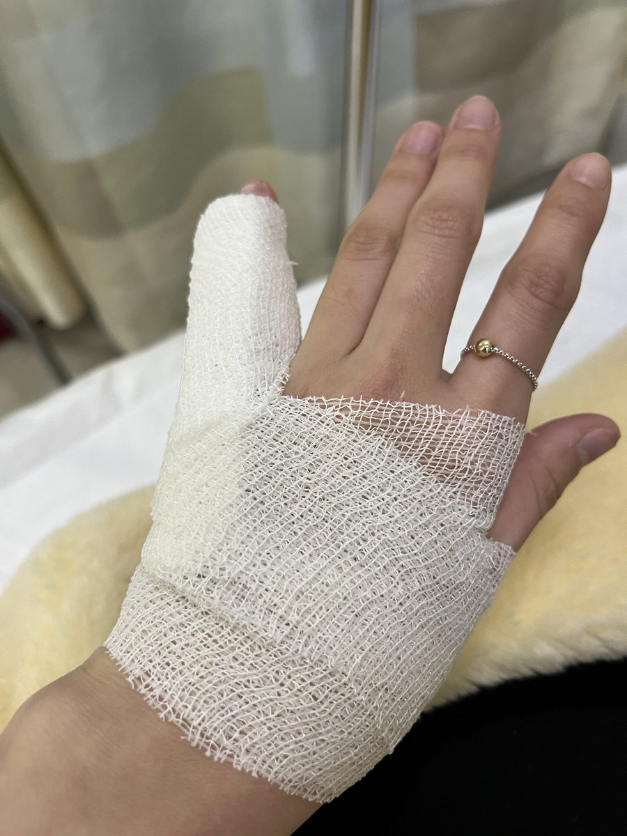 eunchanted927's tweet photo. eunbi went to emergency room and had stitches on her finger 😭 https://t.co/D6pEAioKwj