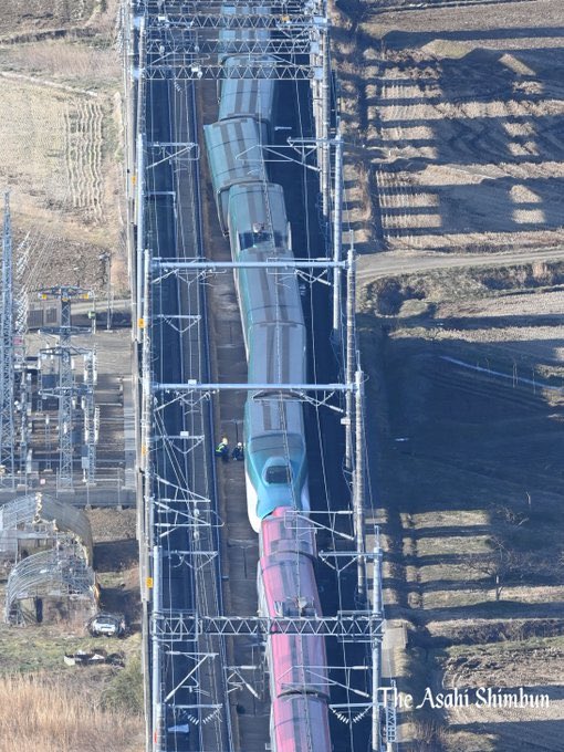 melaniebrockjpn's tweet photo. Last night’s quake derailed the Tohoku shinkansen and the photo is amazing. Must have been terrifying to be on the shink at the time 🇯🇵🚅 #地震 #Japan https://t.co/SSkCErk0Yd