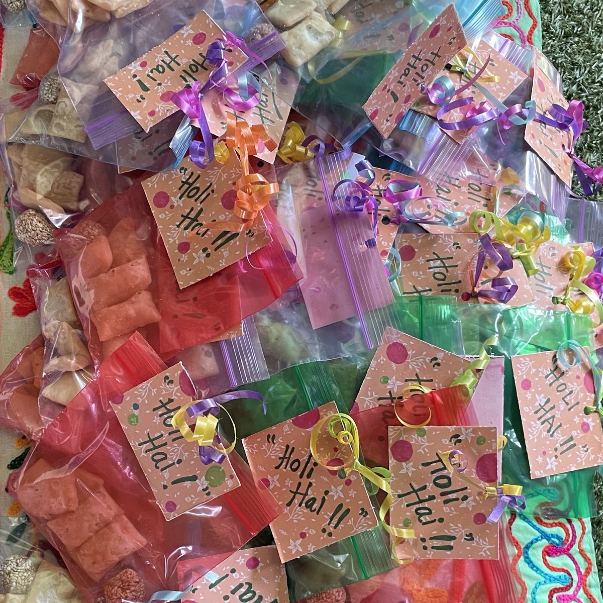 Happy Holi! Holi is the Hindu festival of love, and spring. We threw dry paint colors to celebrate, and our incredible grownups brought traditional treats! Holi hai!

#preschool #Inglewood #WestLA #WestchesterCA #nowEnrolling #HappyHoli