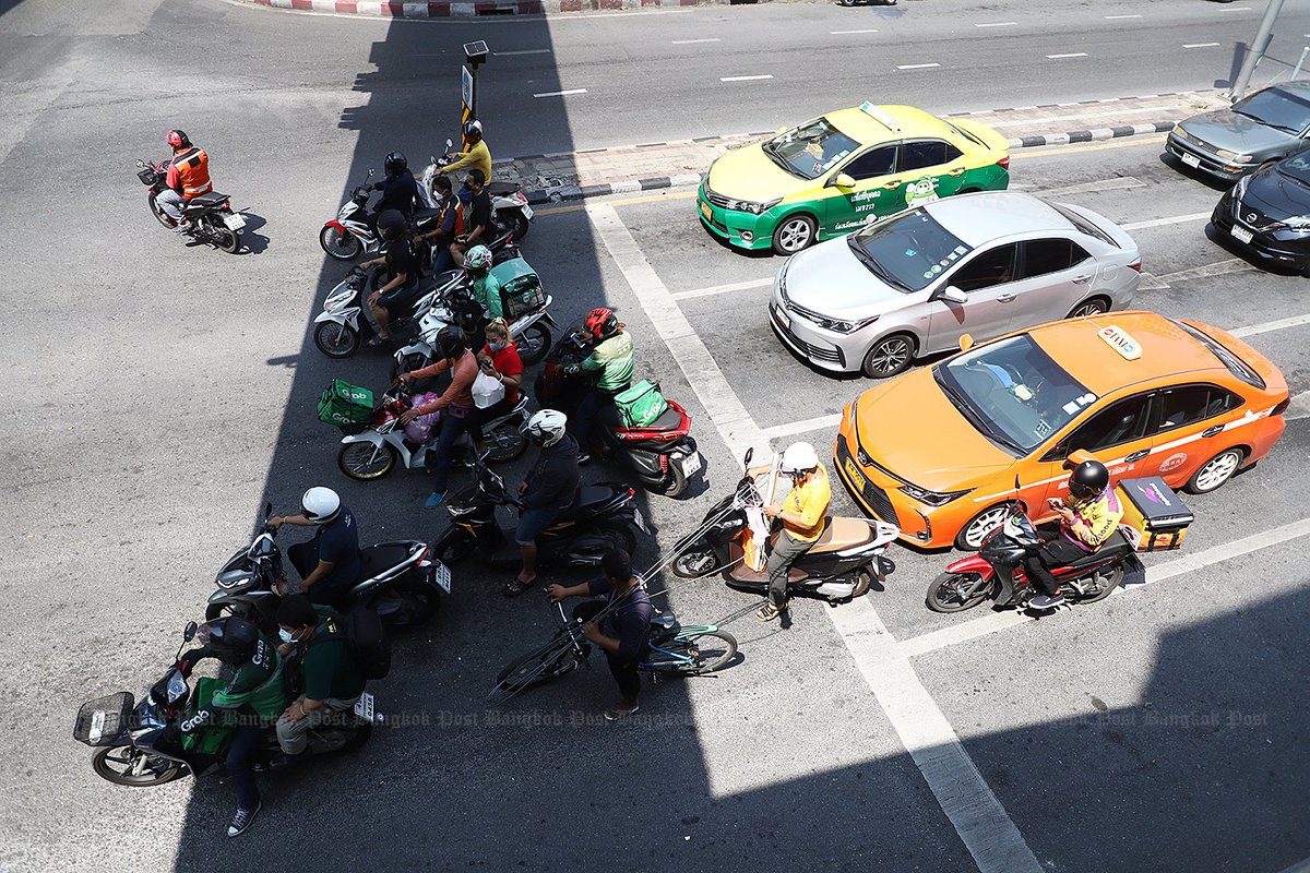 BangkokPostNews's tweet photo. Heading for the shade
https://t.co/0VLnUCvfMw
Motorcycle riders yesterday stop their vehicles under the shadow of a flyover to avoid the sunlight at Saphan Khwai intersection on Phahon Yothin Road in Phaya Thai district. #BangkokPost https://t.co/K3J6u78B1v