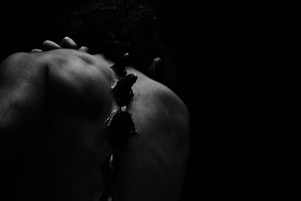 JoaquinBondoni's tweet image. No me ves así solo porque si, duele, arde, aveces viene y me punza en el pecho, sangra… 
Me duele… no termino de sangrar… no paro de gemir… esta vivo… el corazón sigue punzando… mis gritos ya son placer… mi piel ya no aguanta… lo solté… no pedí ayuda, ya no duele…se fue