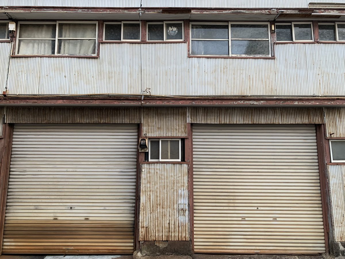 HiroTakeuchi's tweet photo. 主観的小景高知　
Old house with many squares.

Everyday scenery of Kochi City Japan, from my point of view.

#Oldhouse
#Templateglass
#Rust
#Garageshutter
#Wall https://t.co/CVfJ6TSsCG