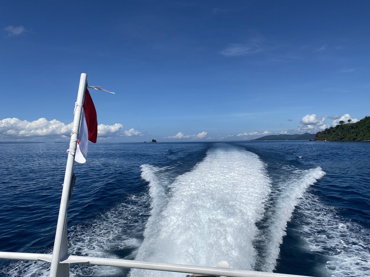 restyworo's tweet photo. i’m on a last minute work trip to lombok and all direct flights from bali were sold out so had to take the boat. but no complaint whatsoever from me i mean #viewfordays 😍 🇮🇩🤩 https://t.co/T6PE2JLS4q