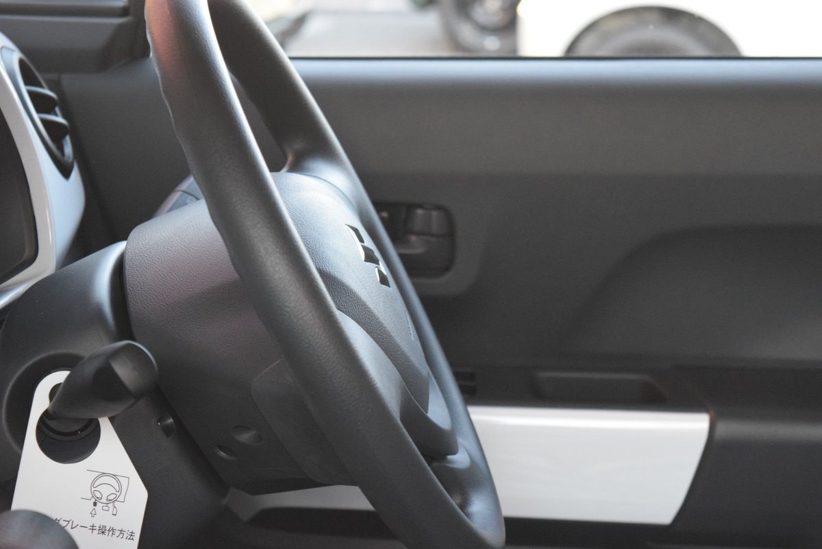 kobac_jp's tweet photo. 車の運転中に地震に遭遇したら
①急ブレーキをかけず、ハザードランプを点滅させながら少しずつ速度を落とし左側へ停車

②すぐに車から飛び出さず、揺れが収まるまで車内で待機し、ラジオで状況確認する

③車を置いて避難する際は車のキーは付けたままにし、ロックをかけない

#車の防災
#車の豆知識 https://t.co/z3r5ri3hAW