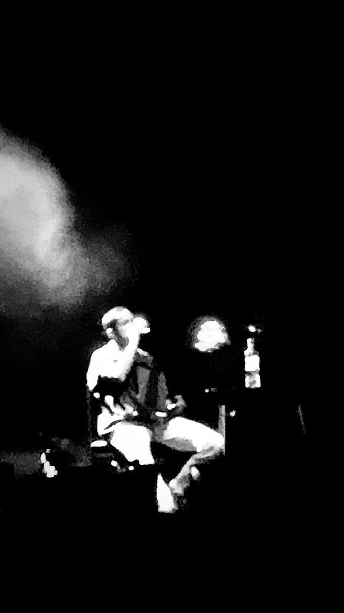 lonra_kreimer's tweet photo. “sonhar com paz era desafiar o Sol como os faróis” - @donl___
De outro dia no Circo Voador. Dois anos sem ver um show e o primeiro tinha que ser dele e nesse lugar mais que especial. Desde então ainda sigo ouvindo e MT #RPA2 https://t.co/ZNl4UuibjV