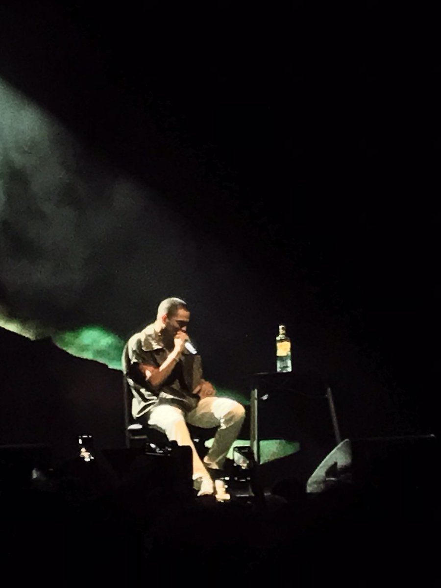 lonra_kreimer's tweet photo. “sonhar com paz era desafiar o Sol como os faróis” - @donl___
De outro dia no Circo Voador. Dois anos sem ver um show e o primeiro tinha que ser dele e nesse lugar mais que especial. Desde então ainda sigo ouvindo e MT #RPA2 https://t.co/ZNl4UuibjV