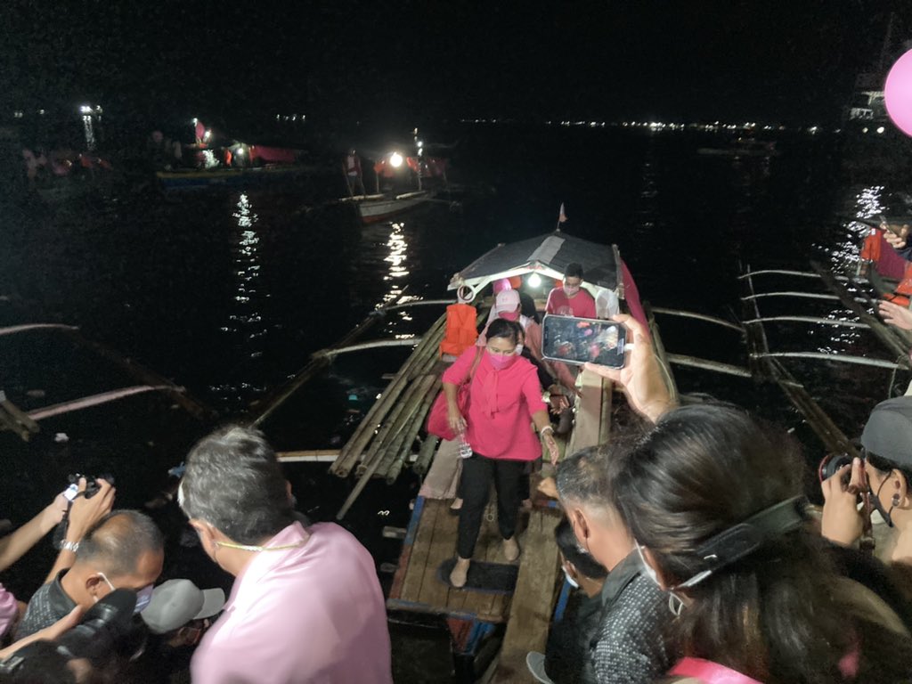 WebBuzzr's tweet photo. ABS-CBN releases this picture of Leni disembarking from a bangka upon reaching Basilan. Some Basilan residents who saw the VP's arrival now say that she and her team used a yacht and a speedboat. But Leni switched to the bangka upon reaching the port. Why? For visual impact? 😮😱 https://t.co/10l6Fad0SO