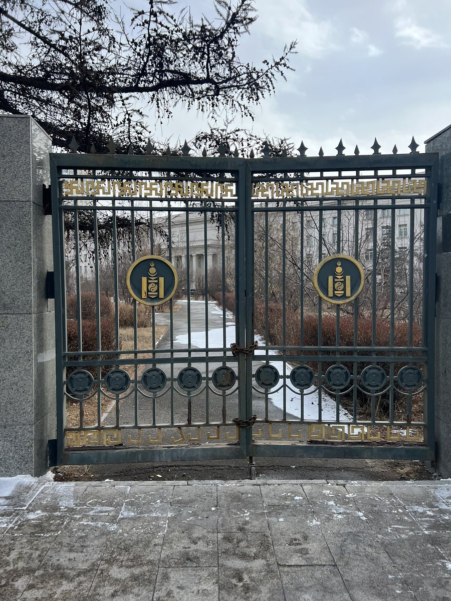 jupirra's tweet photo. Оюутан байхад энэ хаалга гинжгүй байж билээ. Одоо нээгээд иргэд ногоон байгууламж дундуур алхахад ер нь яадгийн https://t.co/wp3p4X7ZZw