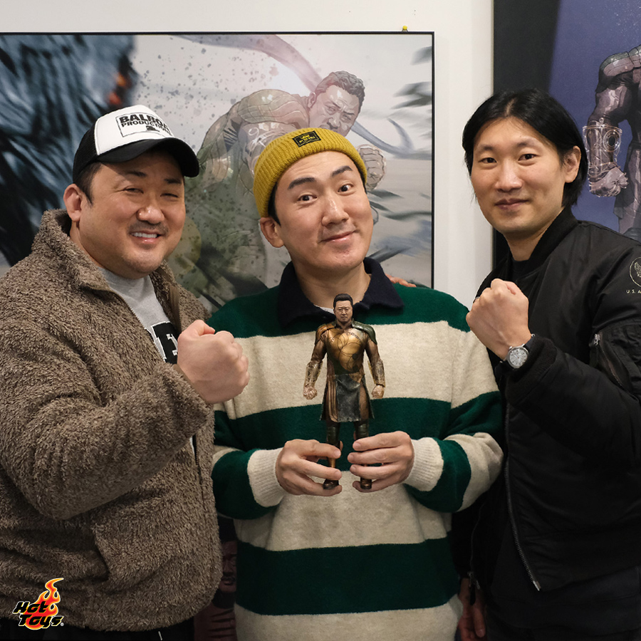 hottoysofficial's tweet photo. This is totally awesome! Check out the figure box that has been hand-signed by actor #DonLee, starring in @MarvelStudios’ @Eternals, and photo of him with the 1/6th scale #Gilgamash figure, #HotToys Sculptor Taeho Kang and Youtuber Sanghun Lee. #MarvelStudios @Marvel https://t.co/F1I2ISax3n