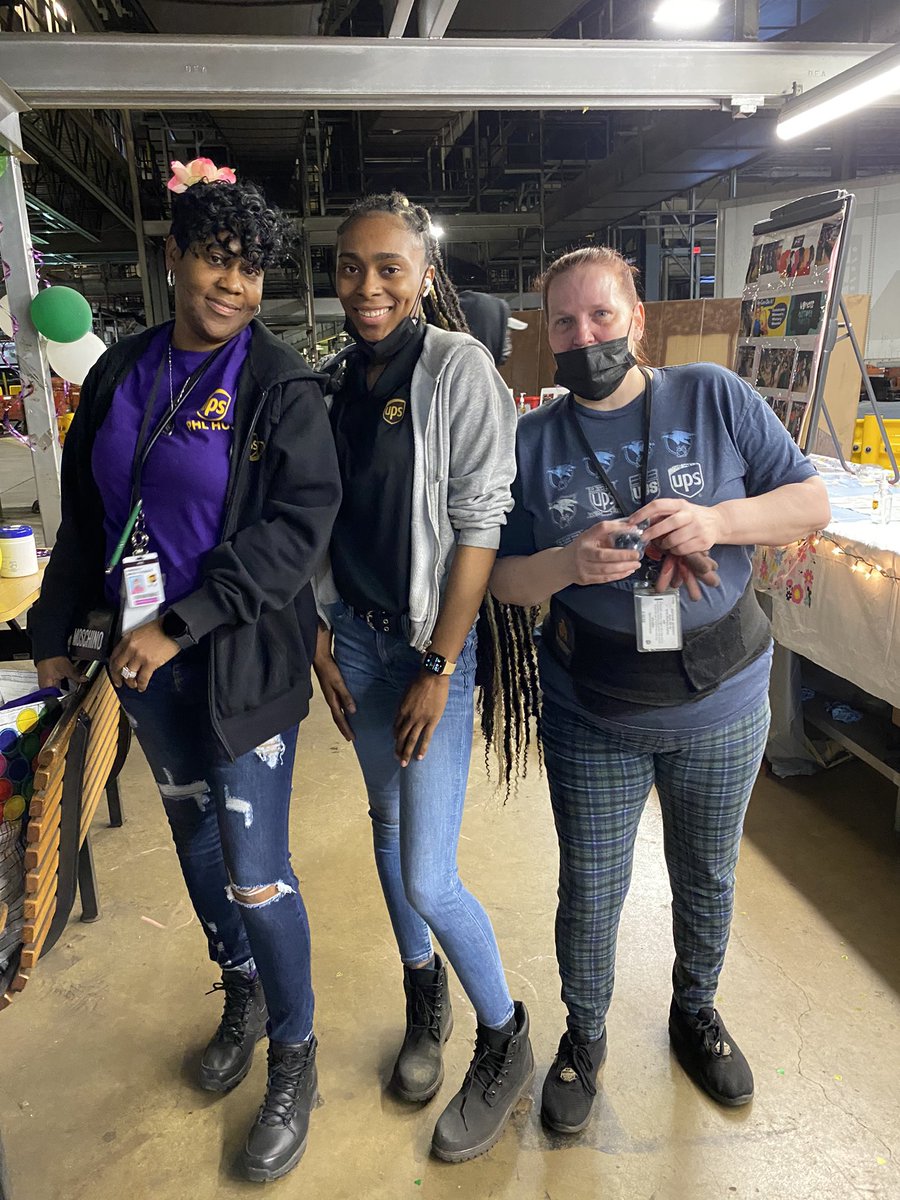A big thanks to <a href="/BrownDenelle/">Denelle Brown</a> @BarberRasheen <a href="/GrimesTyquan/">Tyquan Grimes</a> and @SpecRoxie_phl for making sure your employees felt the love!🥰 #WomensHistoryMonth <a href="/PhlTwi_roxie/">Roxie</a> <a href="/Jennife12309044/">Jennifer Horan</a> you made it today!💜