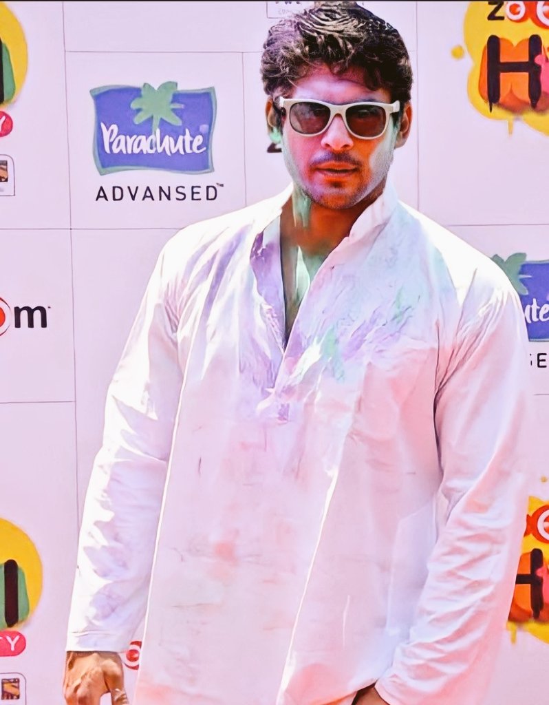 It is impossible to erase the imprint of a person who has touched your heart. Happy Holi everyone 💙

#SidharthShukla #सिद्धार्थशुक्ला #होलिका_दहन #Holi