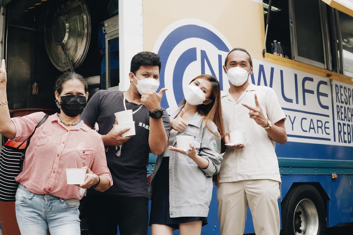 newlife_ph's tweet photo. As a church, we're all about love, compassion, and life! We're salt and light alright! Last Sunday, had full hearts and full bellies as New Life Community Care Foundation (NLCOM) fed all those who came to all services.  Visit their FB Page to know how you can partner or donate. https://t.co/m57L1b2KfG