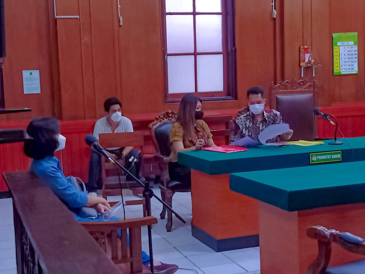 SurabayaLaw's tweet photo. Sidang tertutup atas perceraian Ny. Lietje Siepingan selaku PENGGUGAT

#suroboyowanitok #suroboyo #suroboyowanitok https://t.co/JyxSNt8OoC
