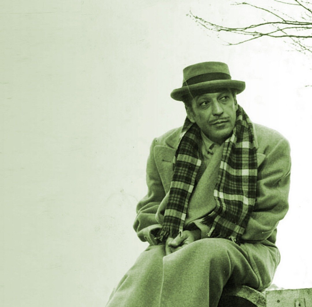 "Semtimizin bir tanesiydi Müjgan
Elleri ufacık, gözleri dört defa lacivertti
Ve de her ne hikmetse oda bana gönüllüydü
Öyle sevdim ki Müjgan'ı, dünyamı şaşırdım
Haddimi bilemedim, evleniriz gibi geldi bana."

#SadriAlışık
Saygıyla Anıyoruz💛💙