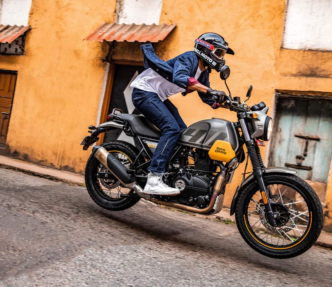 PramodChauhanPC's tweet photo. @royalenfield first ADV crossover. The new #Scram411 is an engaging, accessible and capable street scrambler, with the heart of an adventure motorcycle. 

#ReadySetScram 

#RoyalEnfield #PureMotorcycling #DBATG https://t.co/7VE5yzwYDP